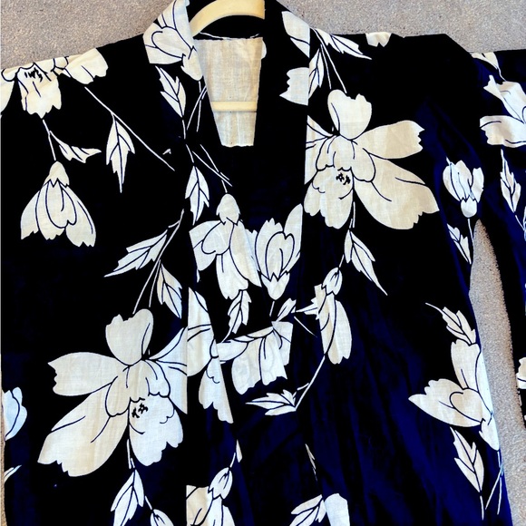 Authentic Japanese cotton kimono. Bought in Japan.Worn twice. Excellent like new - Picture 3 of 8